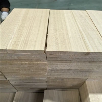 Panel z masívneho dreva